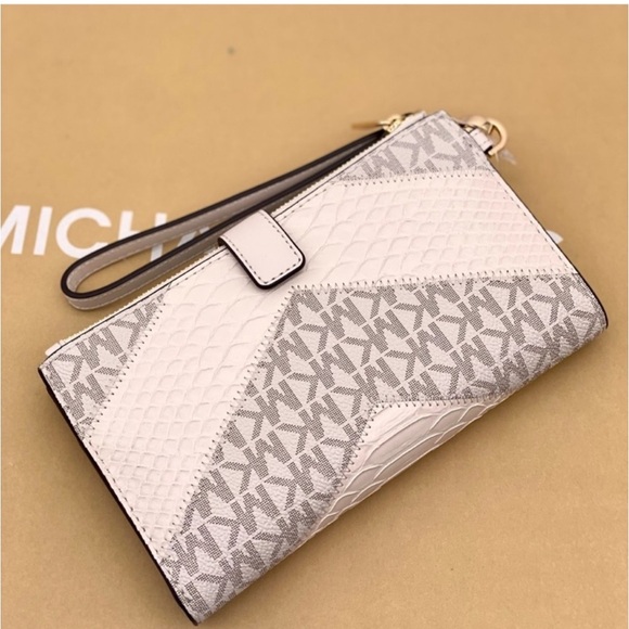 MICHAEL KORS LG DOUBLE ZIP
WRISTLET WALLET PHONE
HOLDER LIGHT CREAM MULTI - Picture 6 of 12